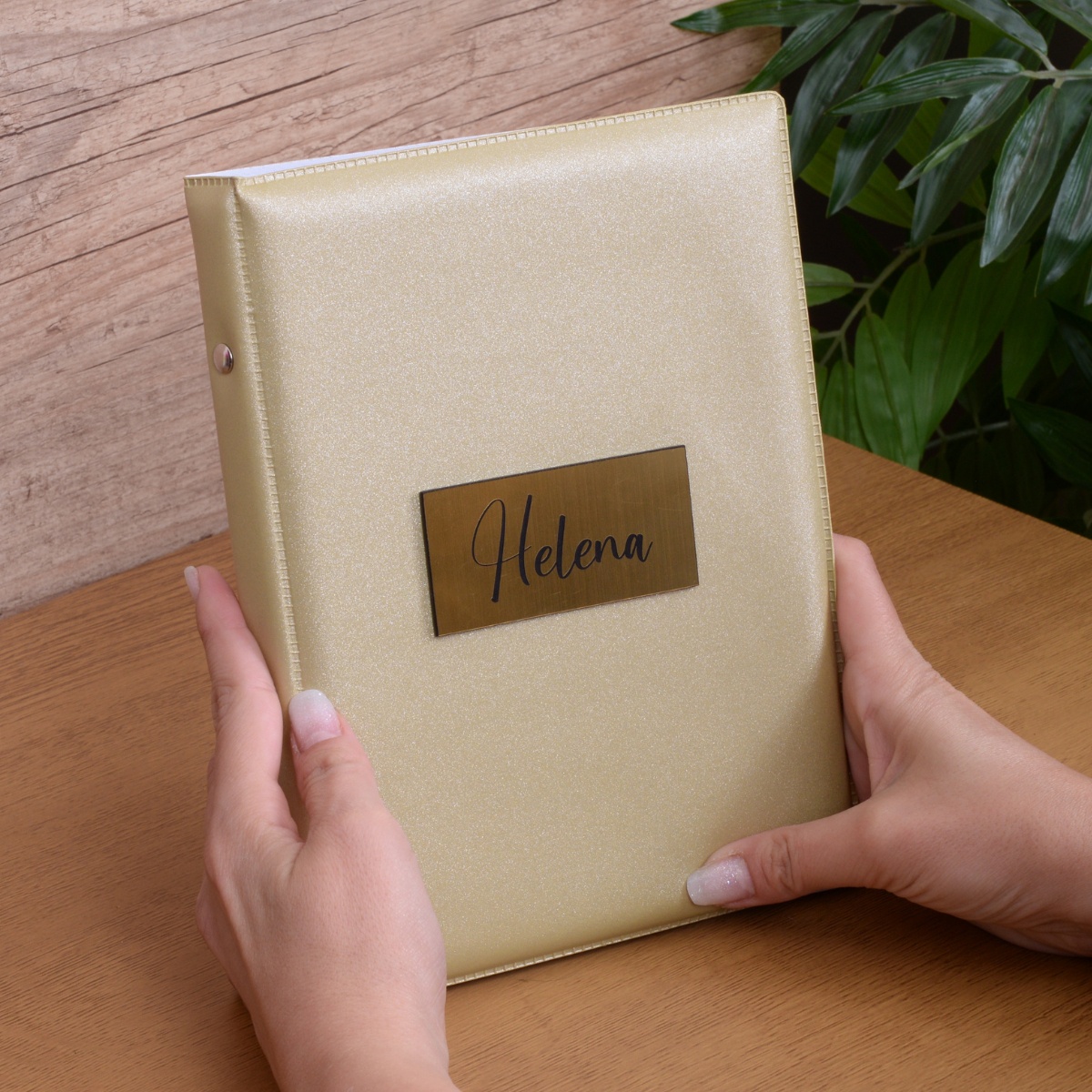 Álbum fotográfico Personalizado com Nome para 60 Fotos 15x21 TAG Acrilico Dourado - Imagem 6