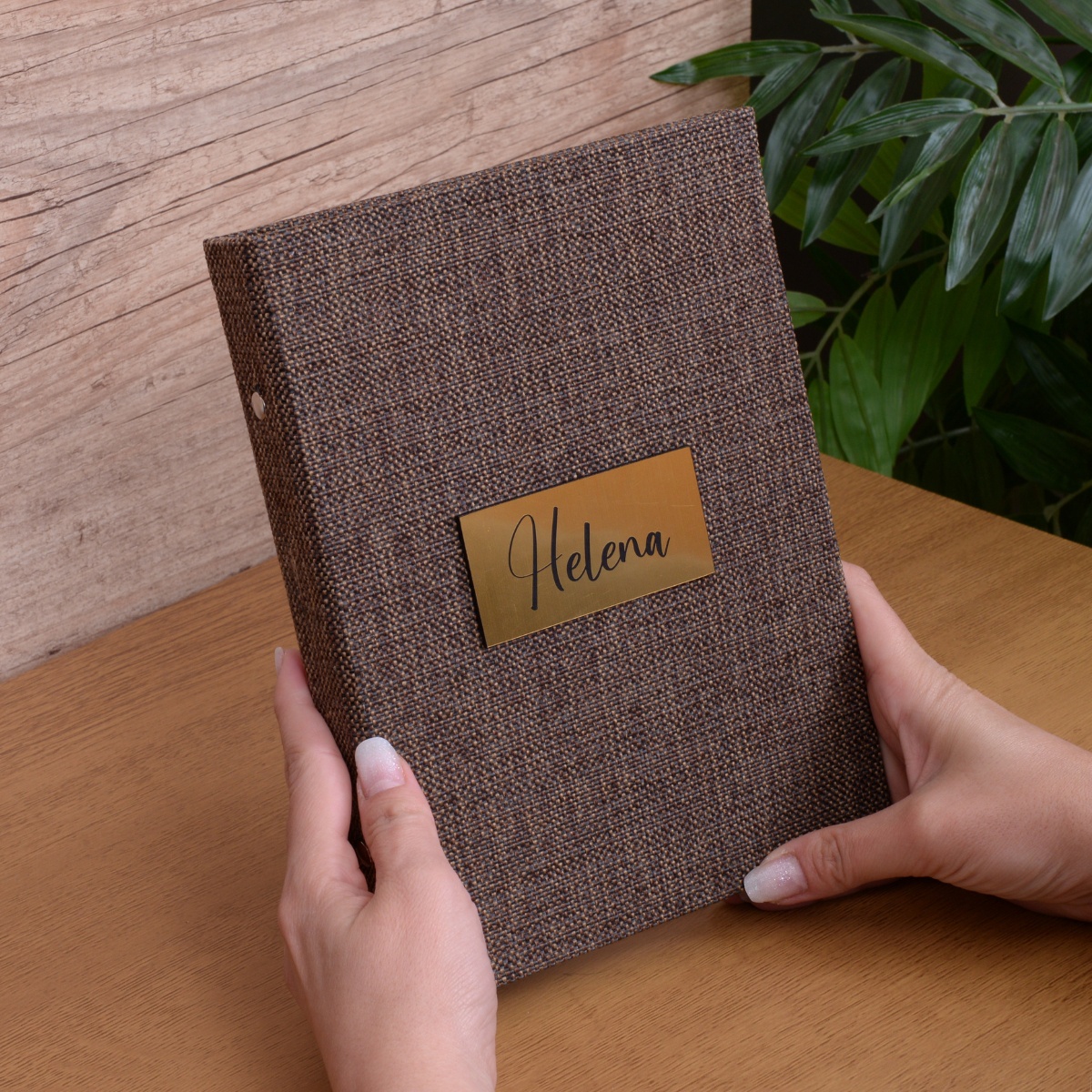 Álbum fotográfico Personalizado com Nome para 60 Fotos 15x21 TAG Acrilico Dourado - Imagem 4
