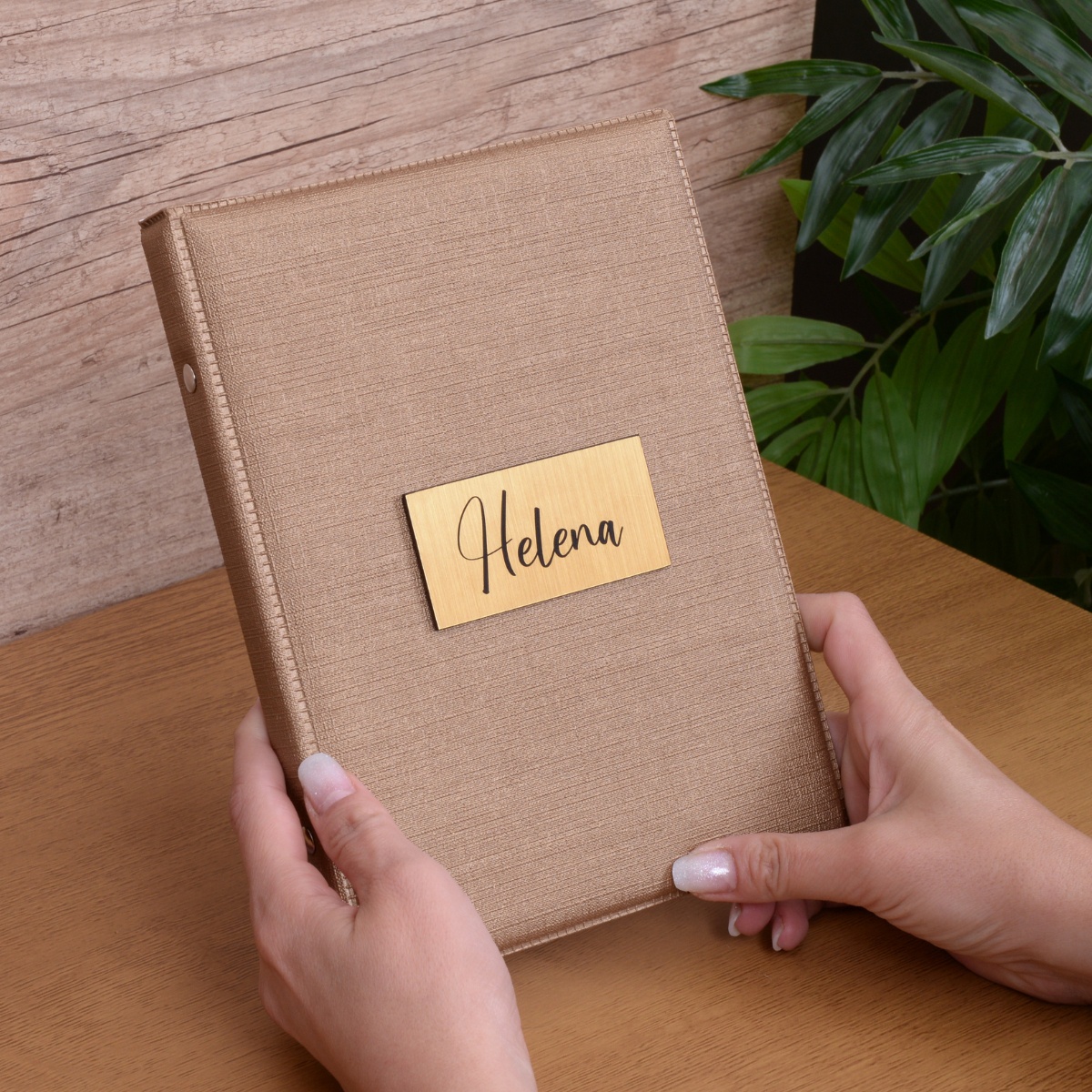 Álbum fotográfico Personalizado com Nome para 60 Fotos 15x21 TAG Acrilico Dourado - Imagem 2