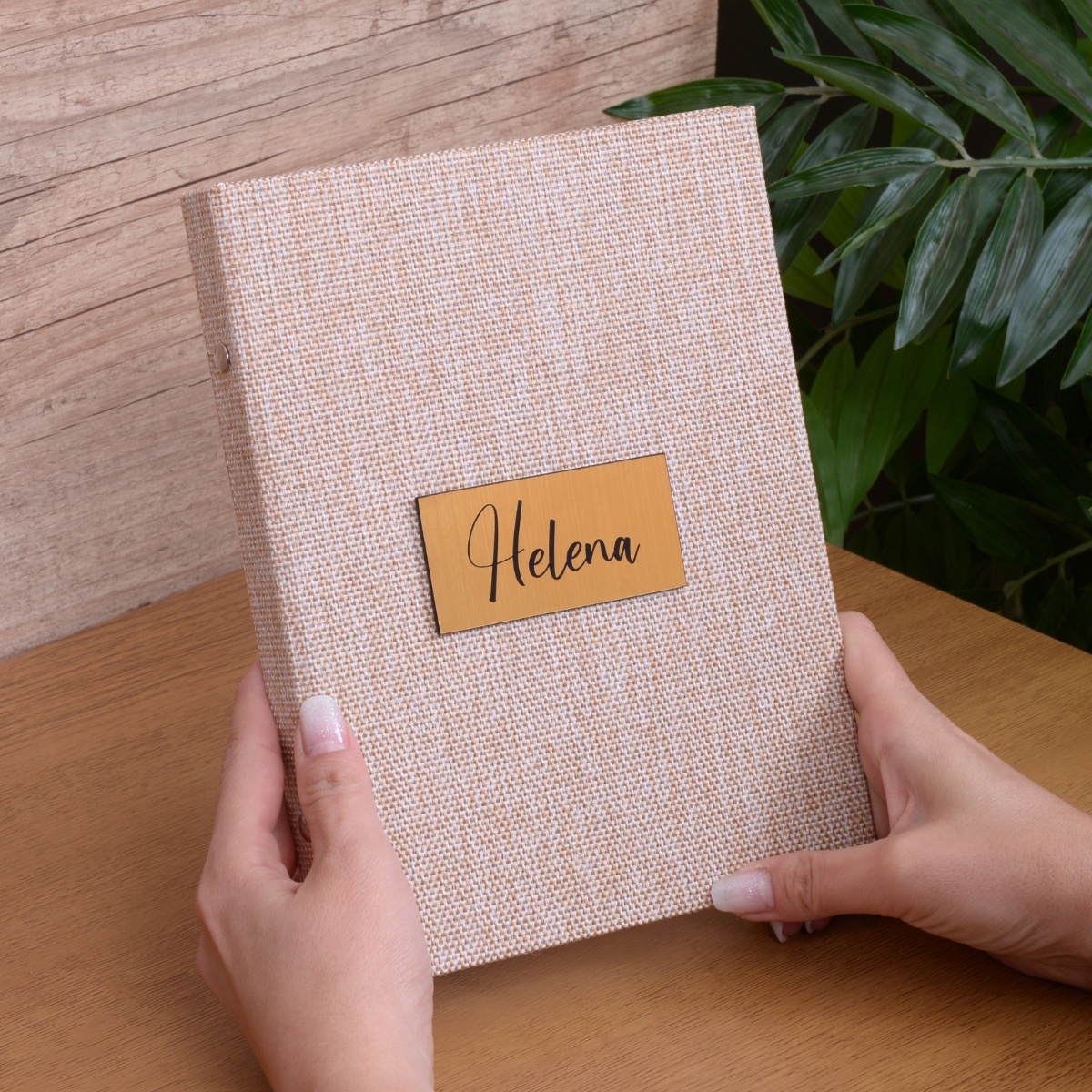 Álbum fotográfico Personalizado com Nome para 60 Fotos 15x21 TAG Acrilico Dourado - Imagem 3