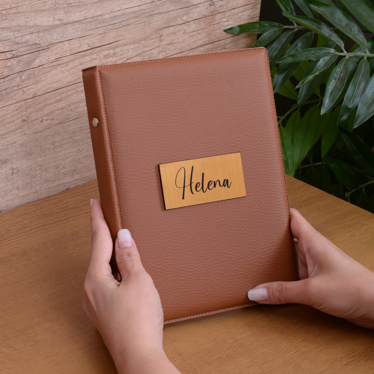 Álbum fotográfico Personalizado com Nome para 60 Fotos 15x21 TAG Acrilico Dourado - Imagem 5