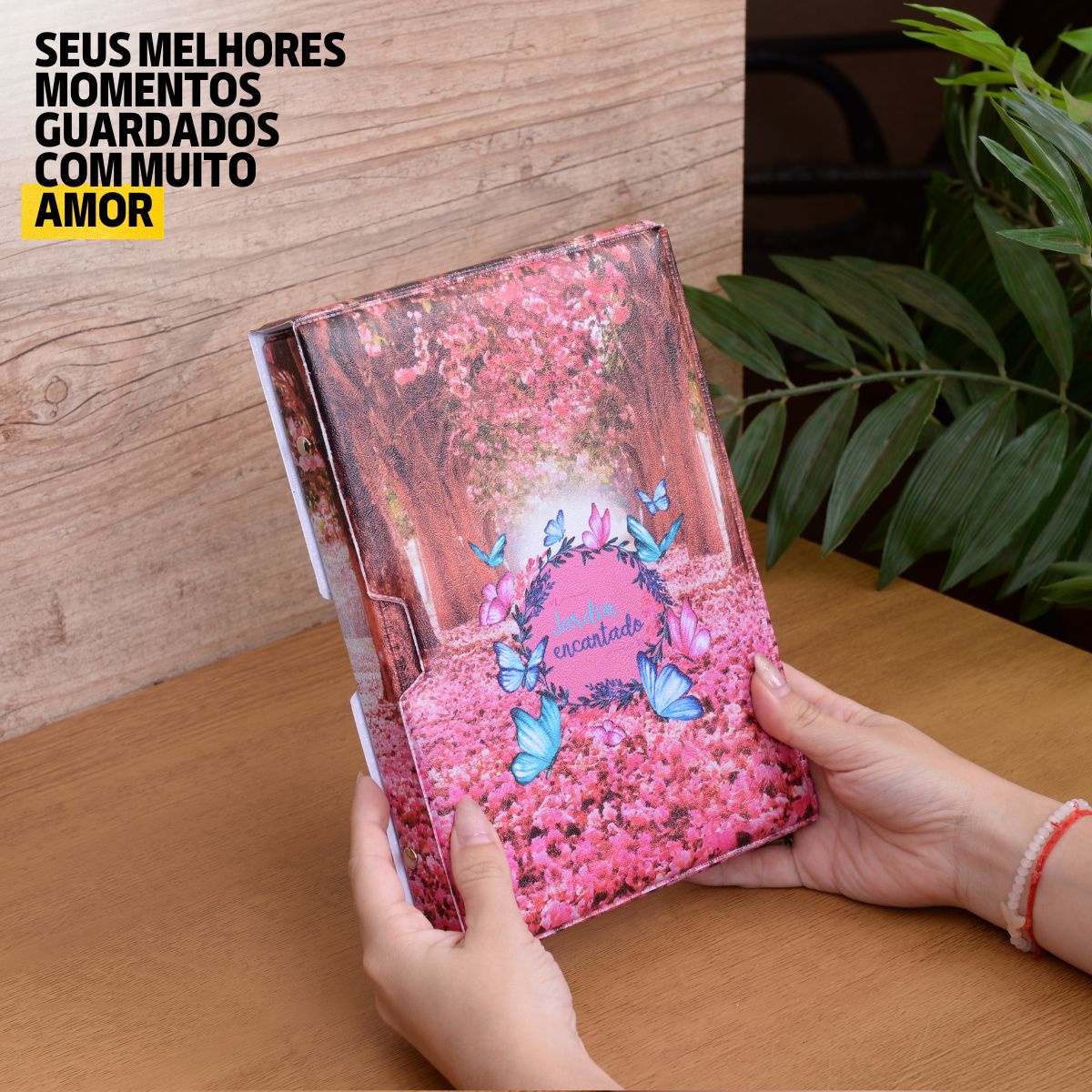 Luva E Álbum Fotográfico 60 Fotos 15x21 JARDIM ENCANTADO Rosa Delicado Borboletas - Imagem 4